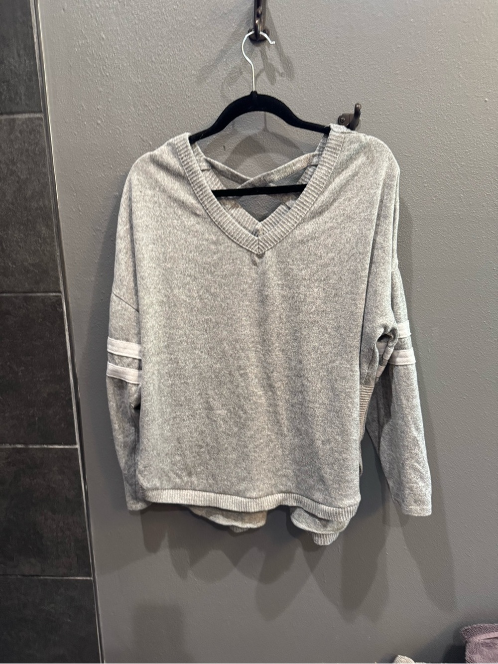 No Boundaries Light Gray V-Neck Pullover Sweatshirt